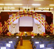 Арка из шаров в актовый зал