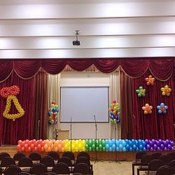 Яркое украшение зала