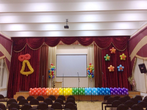 Яркое украшение зала