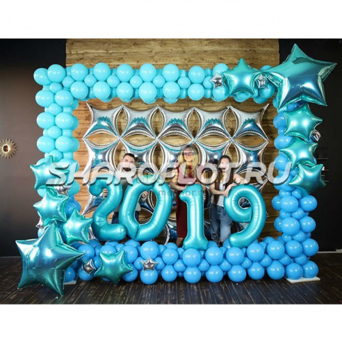 Фотозона для выпускного в голубых тонах Фотозона для выпускного в голубых тонах